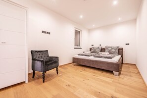 3 bedrooms, desk, iron/ironing board, free WiFi - Modern villa with whirlpool and home theater (Waldkirchen)