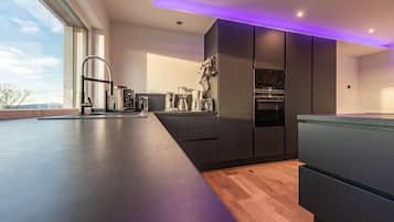 Geladeira, micro-ondas, fogão, cooktop