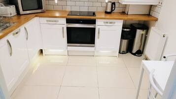 House, Multiple Beds | Private kitchen | Fridge, microwave, oven, stovetop