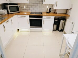 House, Multiple Beds | Private kitchen | Fridge, microwave, oven, stovetop - Lovely and Spacious House in South London (London)
