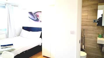 6 bedrooms, iron/ironing board, free WiFi