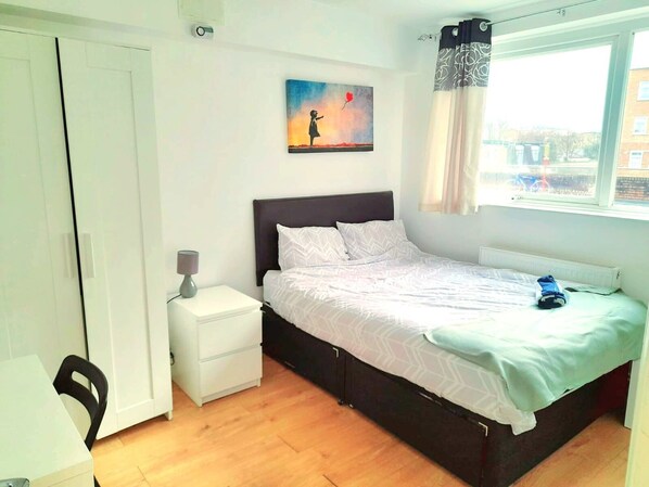 6 bedrooms, iron/ironing board, free WiFi