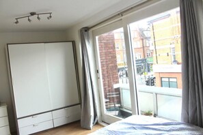 House, Multiple Beds | 6 bedrooms, iron/ironing board, free WiFi - Lovely and Spacious House in South London (London)
