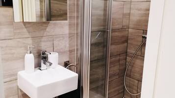 House, Multiple Beds | Bathroom | Shower