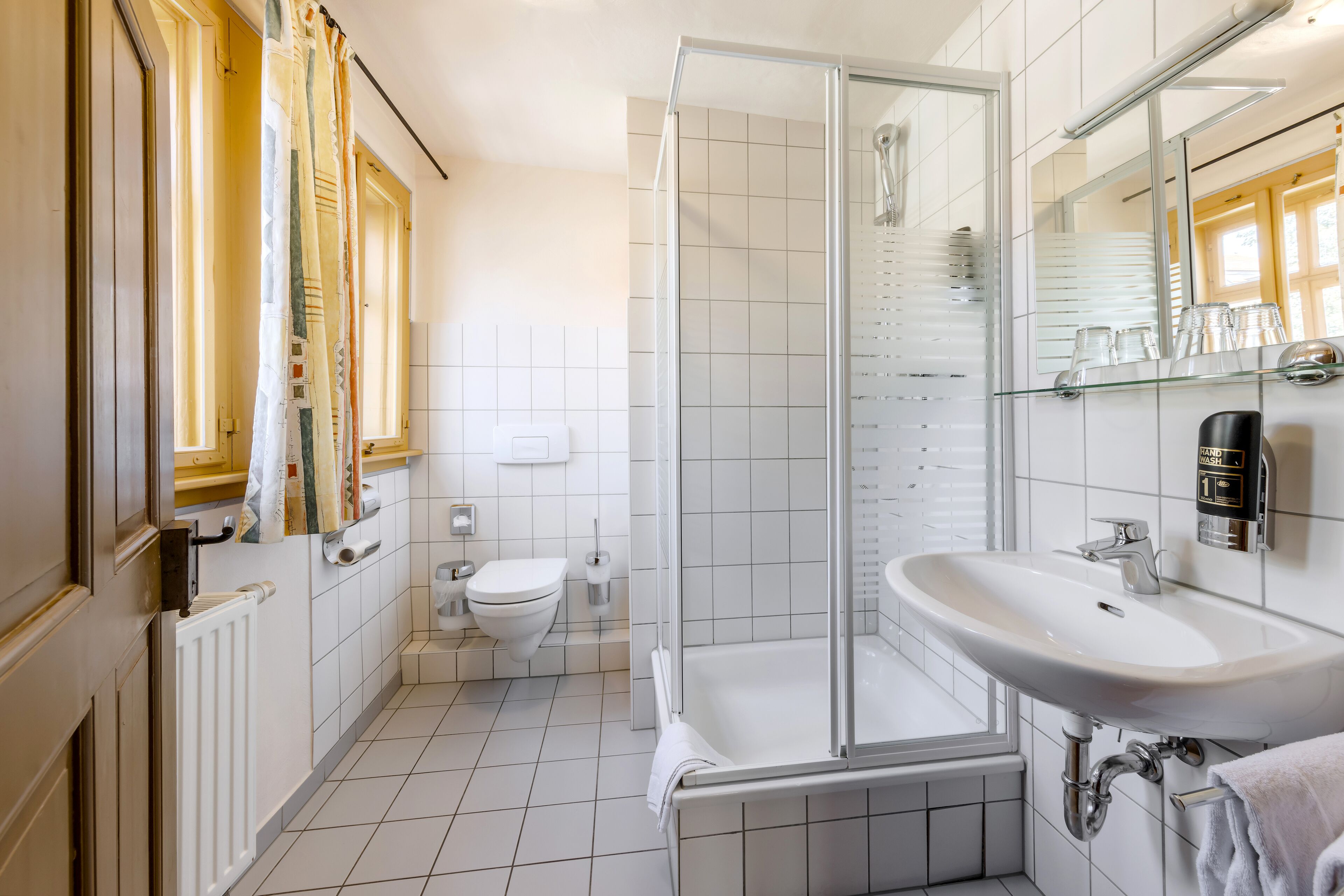 Classic Double Room | Bathroom | Shower, hair dryer, towels