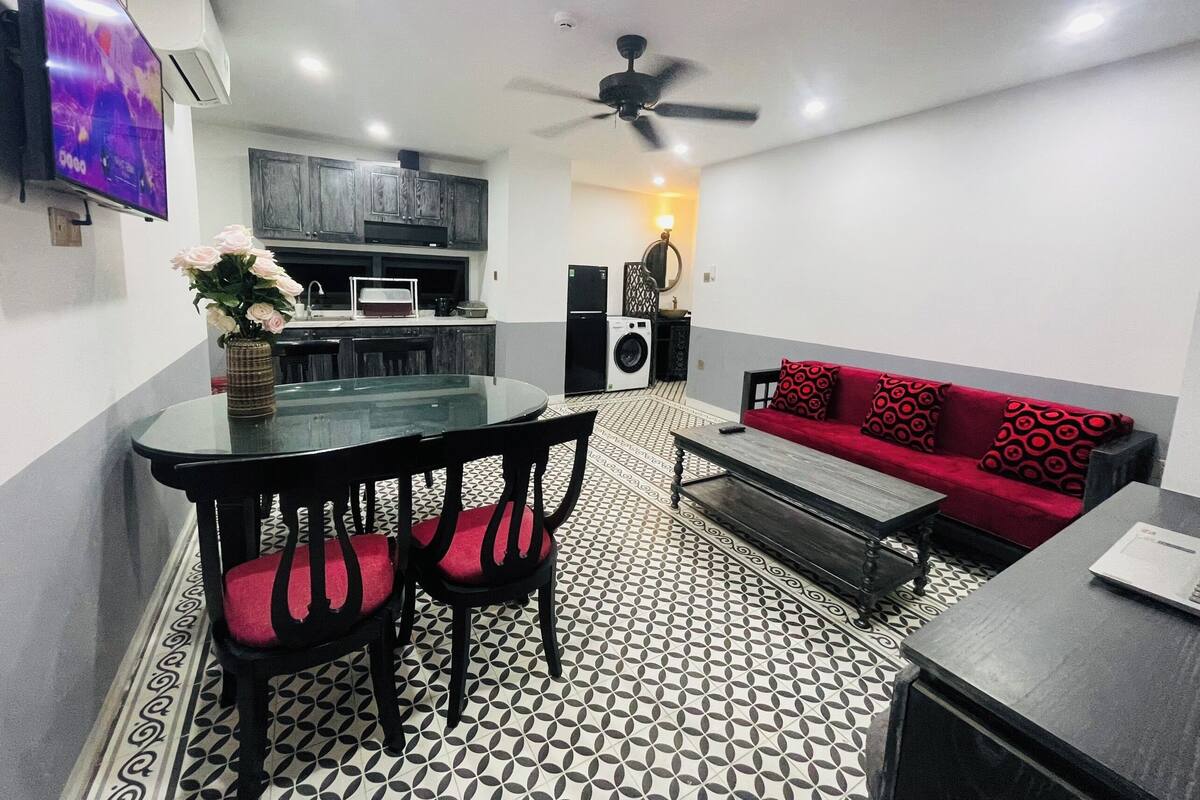 Suite estudio familiar, 2 habitaciones | Área de sala de estar | Televisión LCD