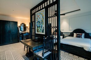 Familiekamer | Een minibar, een bureau, een laptopwerkplek, geluiddichte muren