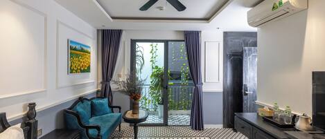 Minibaari, työpöytä, kannettavalle tietokoneelle sopiva työtila