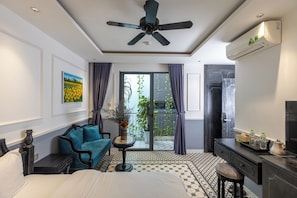 Minibar, desk, laptop workspace, soundproofing - Dérive Villa (Da Nang)