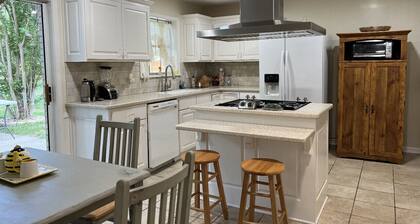 BestStays@King Bee. Large Groups OK.TVs in rooms and Newly Fenced Backyard