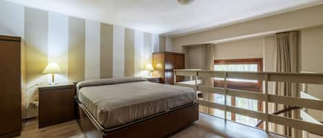 1 habitación, tabla de planchar con plancha, internet y ropa de cama