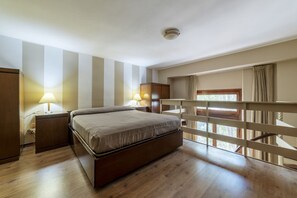 1 bedroom, iron/ironing board, internet, bed sheets