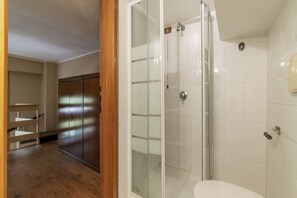 Dusche, Haartrockner, Bidet, Handtücher