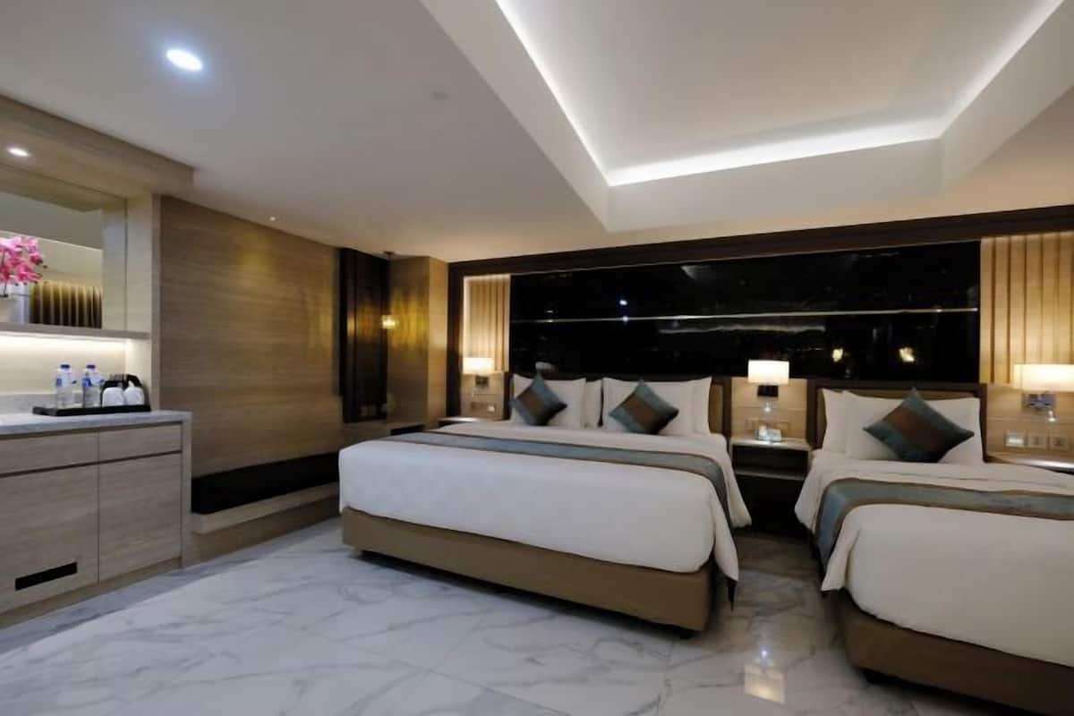 1 habitación, caja de seguridad en la habitación y escritorio
