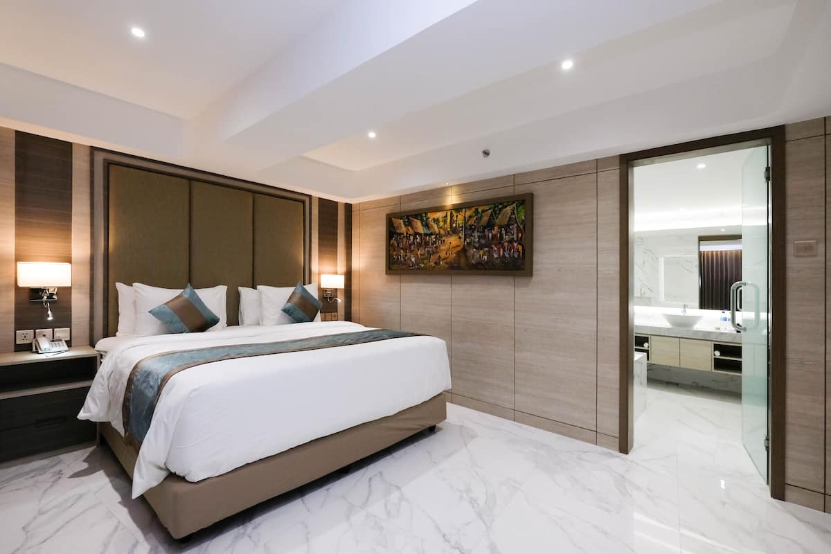 Studio Suite Junior, 1 Tempat Tidur King, Bebas Asap Rokok, pemandangan kolam renang | 1 kamar tidur, brankas, meja kerja, dan Wi-Fi gratis