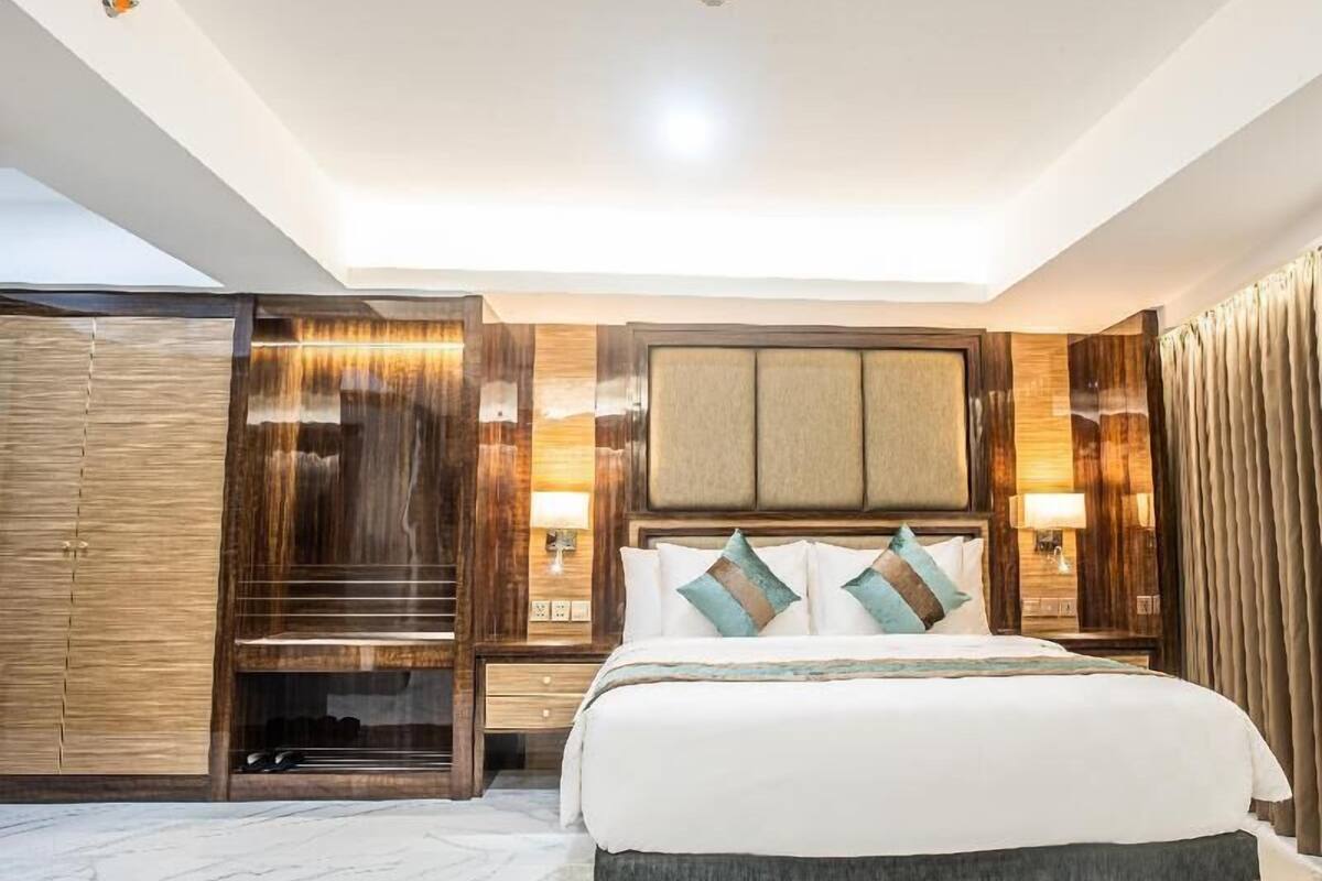 In-room safe, desk, WiFi (free), bed sheets