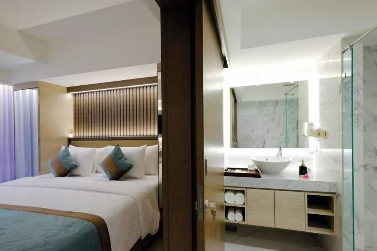 1 habitación, caja de seguridad en la habitación y escritorio