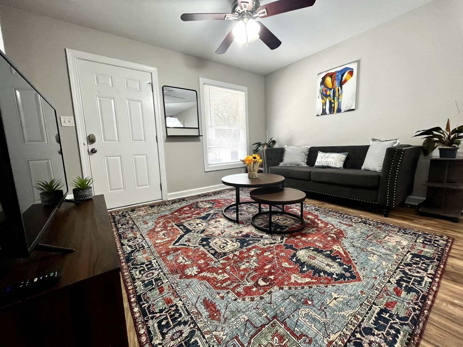 Cheerful 2-story apt w/ high speed Wi-Fi & Patio!