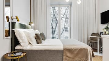 Roomy Apartment | 1 Bedroom | 1 yatak odası, yastık yüzeyli yatak, dizüstü bilgisayar çalışma alanı