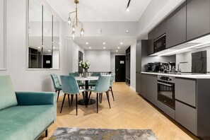 Family Suite | 2 Bedrooms | 客廳 | 42 吋平面電視連有線電視頻道、電視、遊戲機