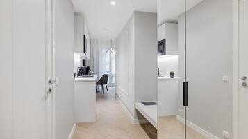 Roomy Apartment | 1 Bedroom | Senger med overmadrass, skrivebord for bærbar PC og wi-fi (inkludert)