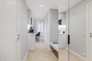 Roomy Apartment | 1 Bedroom | 加厚床垫、笔记本电脑工作区、免费 WiFi、床单