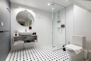 Family Suite | 2 Bedrooms | Bagno | Doccia, set di cortesia gratuito, asciugacapelli, asciugamani