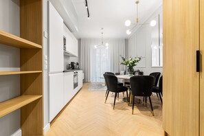 Family Suite | 2 Bedrooms | 私人廚房 | 大型雪櫃/冰箱、微波爐、洗碗機、咖啡機/沖茶器