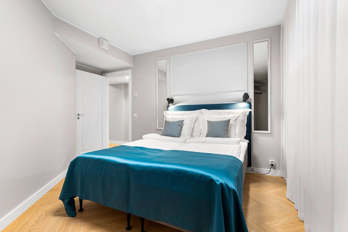 Un dormitorio con cama, ventana y puerta.