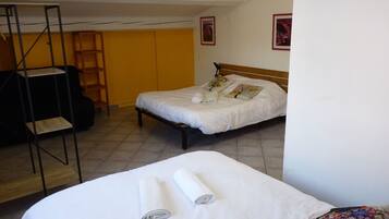 1 chambre, rideaux occultants, Wi-Fi gratuit, draps fournis