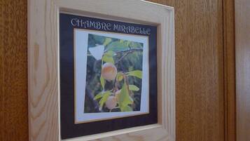 Ein gerahmtes Bild von einem Obstbaum mit der Aufschrift "CHIMBRE MIRABELLE" oben.