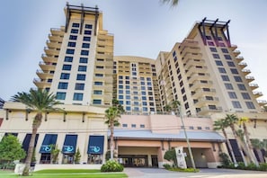 Ein mehrstöckiges Hotel mit geschwungener Fassade, Balkonen und einem zentralen Eingang.