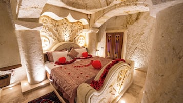 Suite Royal | Seprai premium, minibar, brankas, dan didekorasi berbeda-beda