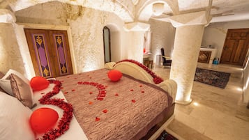 Suite royale | Literie de qualité, minibar, coffre-fort pour ordinateur portable