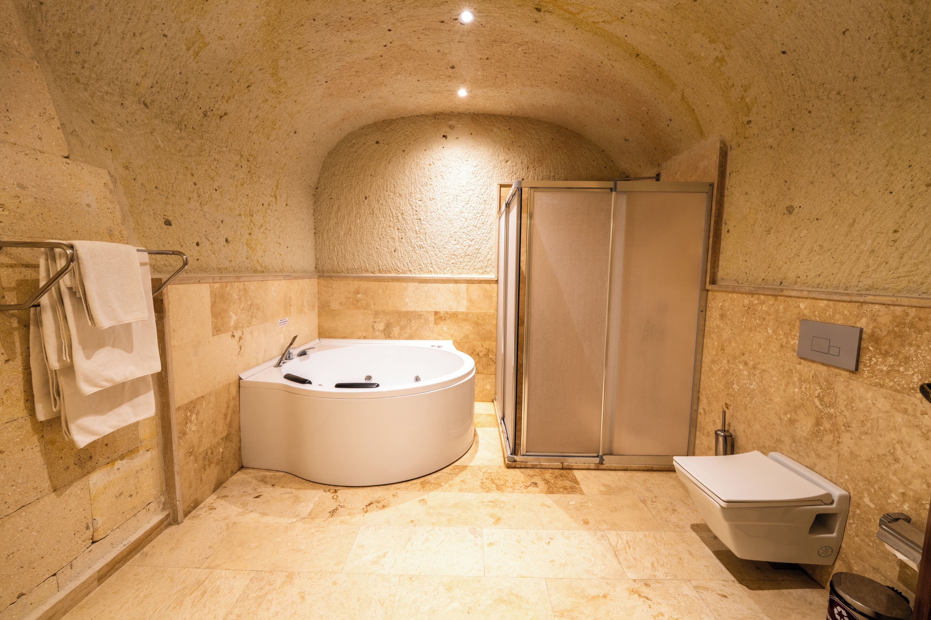 Une salle de bain avec une baignoire, une douche et des toilettes.