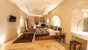 Suite de luna de miel | Ropa de cama de alta calidad, minibar, caja fuerte