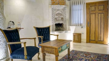 Deluxe-Suite | Wohnbereich | 55-Zoll-Smart-TV mit Satellitenempfang, Fernseher, Fußbodenheizung