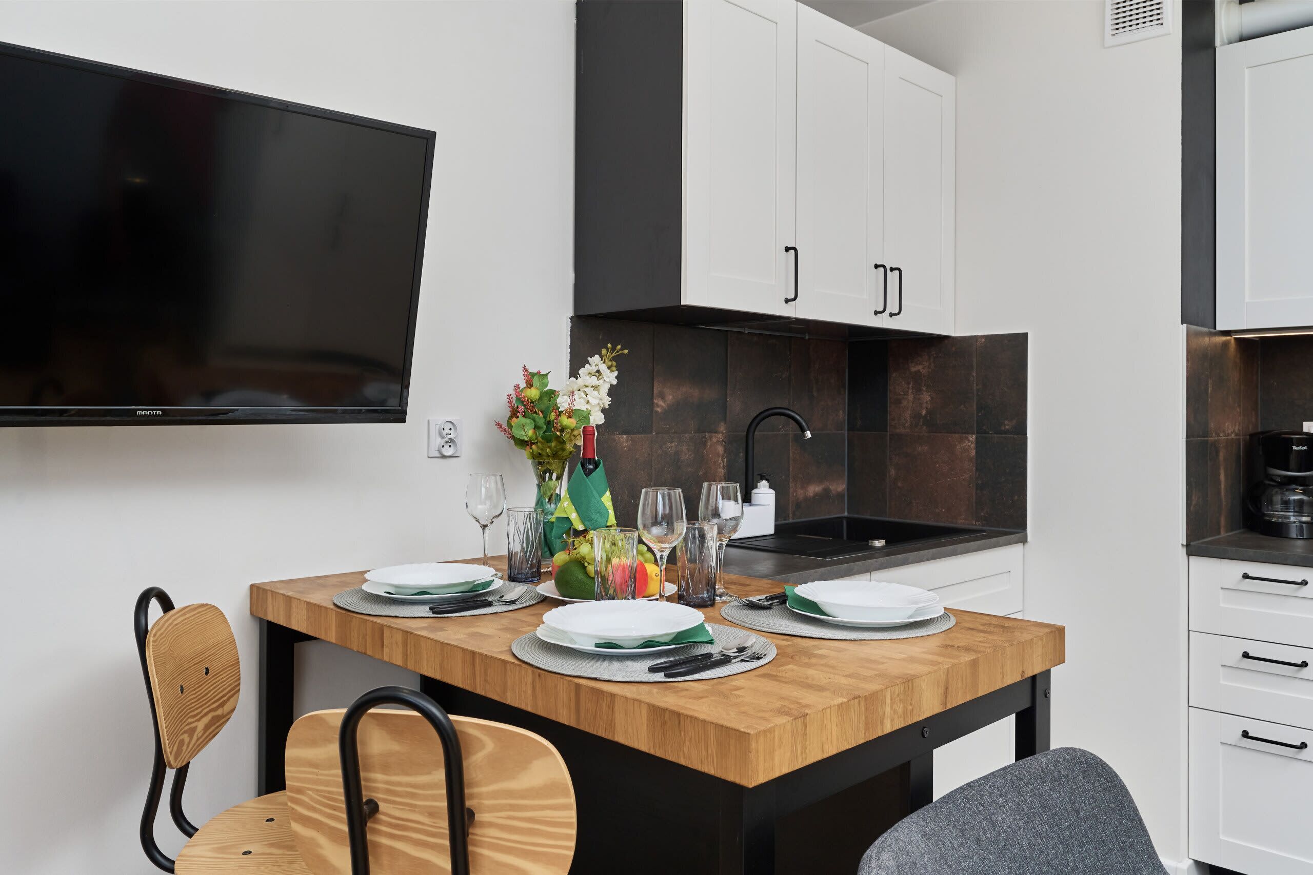 Frigorífico, placa de cocina, cafetera o tetera y hervidor eléctrico