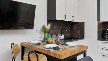 Frigorífico, placa de cocina, cafetera o tetera y hervidor eléctrico