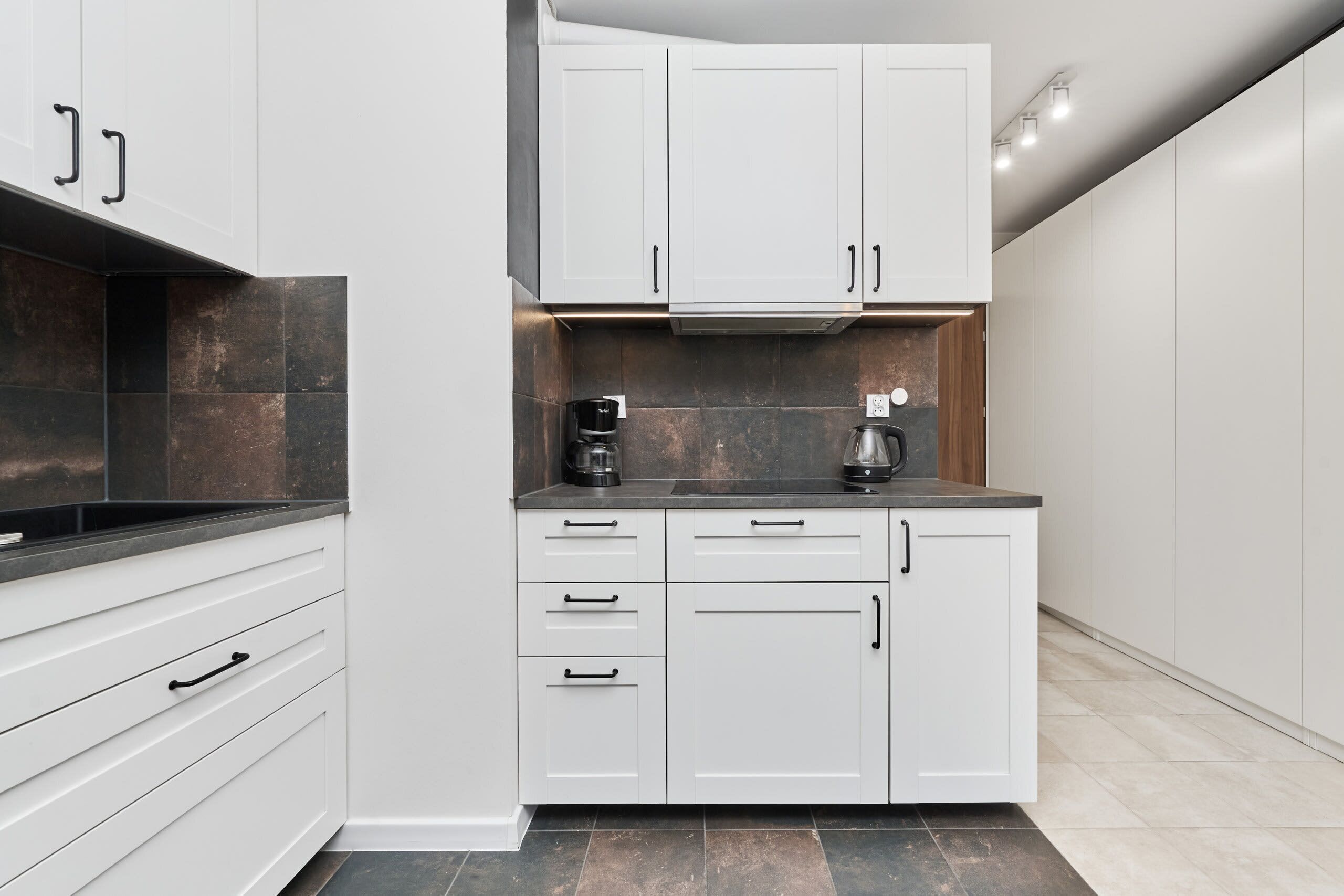 Fridge, stovetop, coffee/tea maker, electric kettle