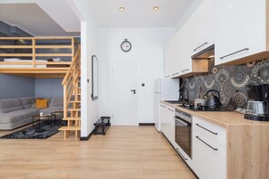 冷蔵庫、オーブン、コンロ、食器洗い機