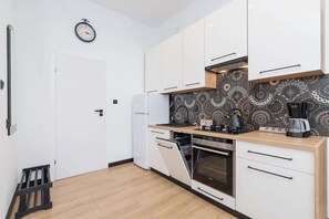 冷蔵庫、オーブン、コンロ、食器洗い機