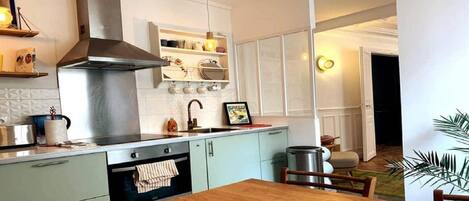 Réfrigérateur, micro-ondes, four, plaque de cuisson