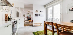 Kylskåp, mikrovågsugn, ugn och spishäll