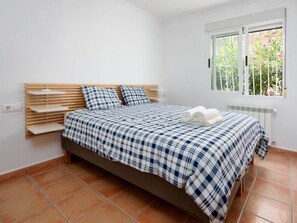 3 bedrooms, iron/ironing board, free internet