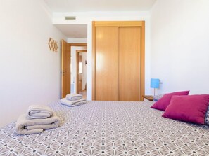 2 chambres, fer et planche à repasser