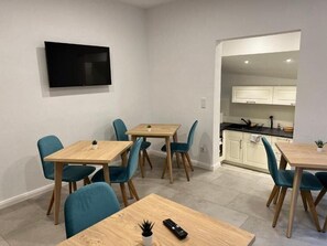 Escritorio, espacio para trabajar con laptop y wifi gratis