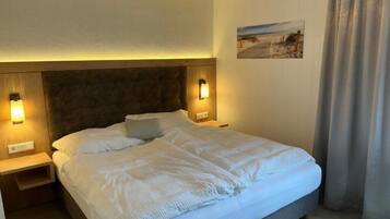 Basic Twin Room | Desk, laptop workspace, free WiFi