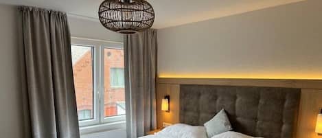 1 slaapkamer, een bureau, een laptopwerkplek, gratis wifi