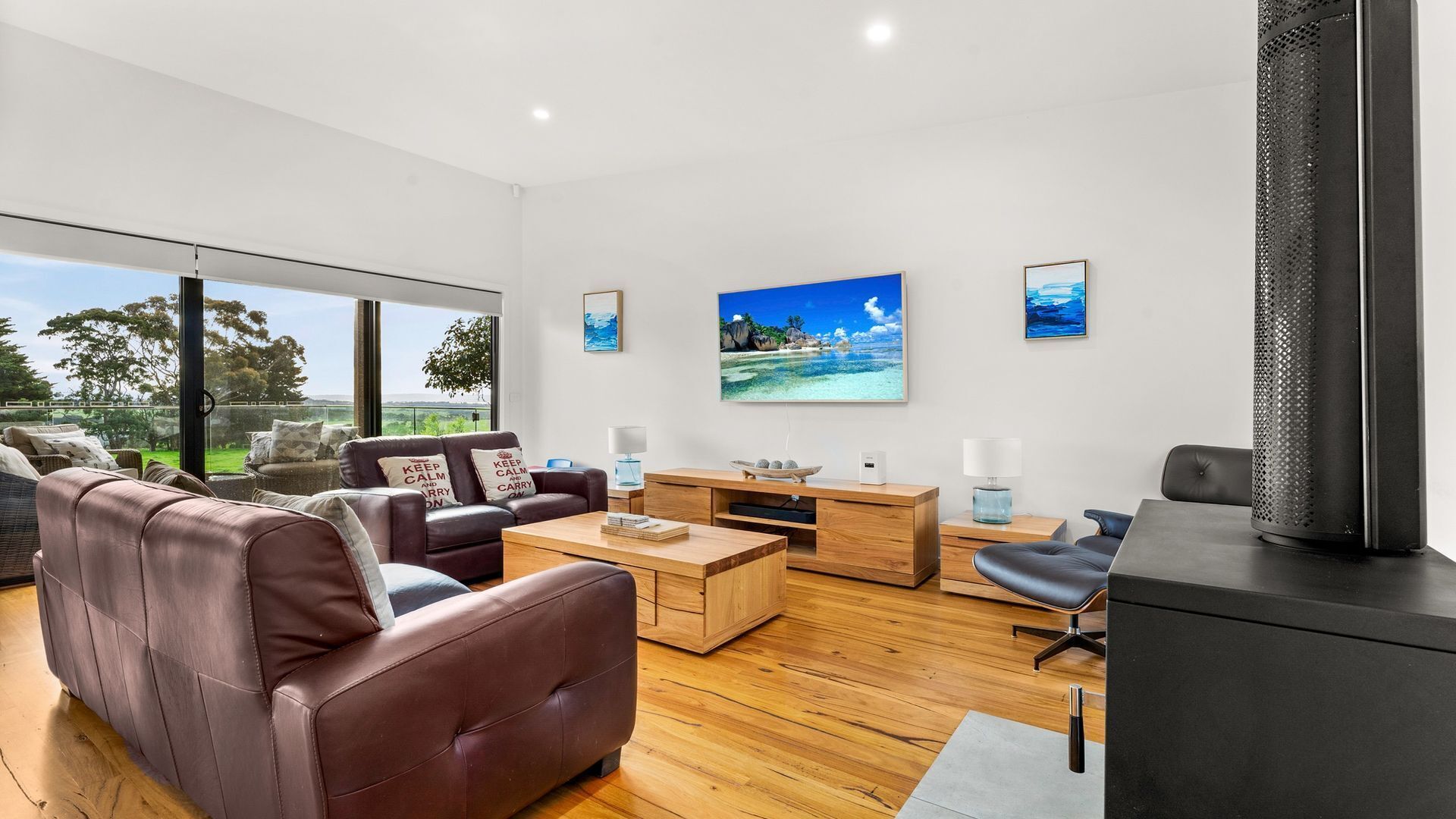 Televisión, chimenea, libros, estéreo